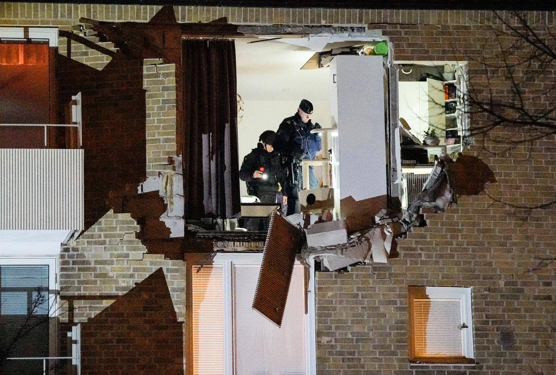 Ytterväggen och ytterdörren i en lägenhet blåstes ut i en explosion när en kvinna i Lund skulle baka. Hon hade glömt att hon hade sprayburkar förvarade i ugnen. Arkivbild.