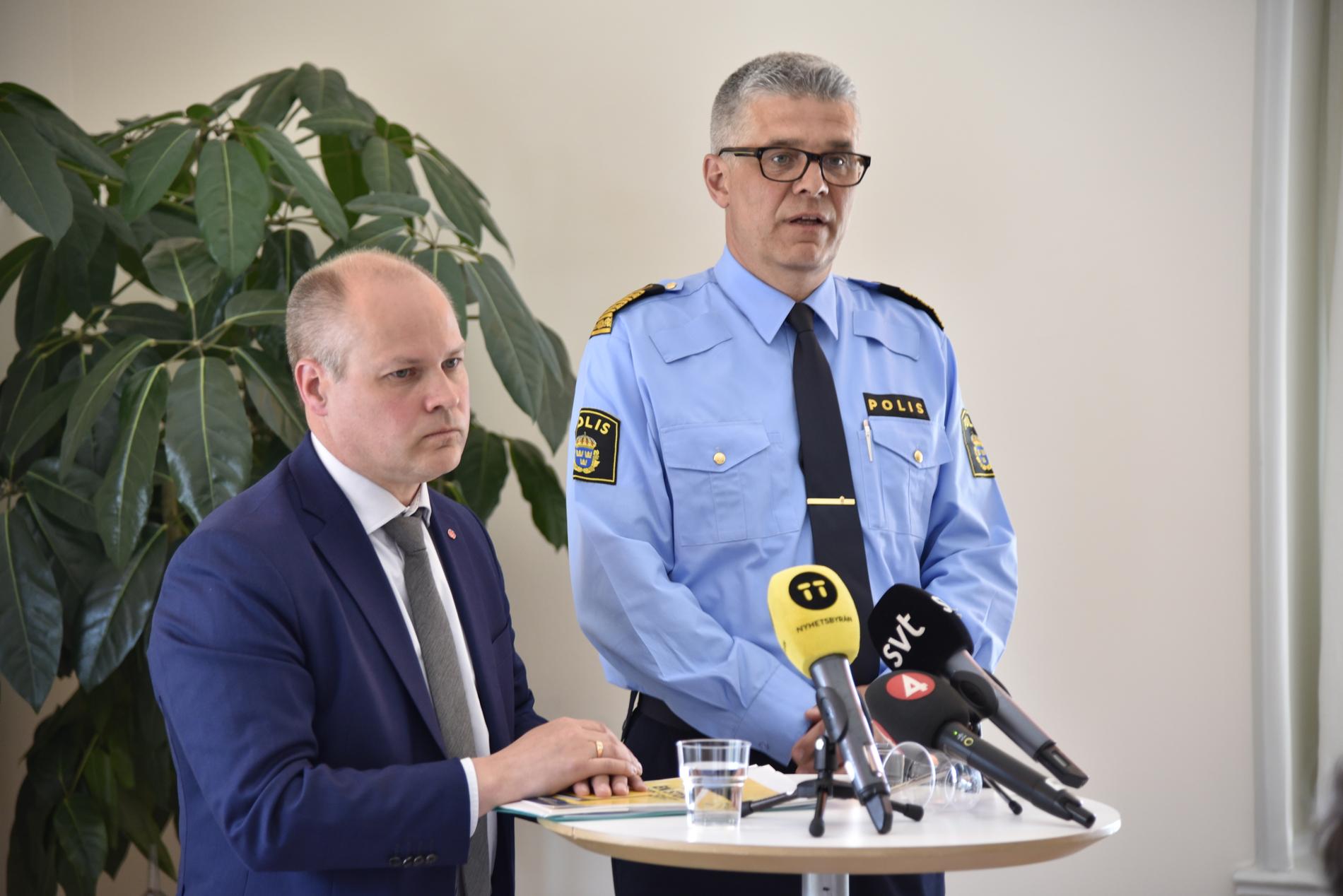 Justitieminister Morgan Johansson (S) och rikspolischefen Anders Thornberg vid en pressträff, efter det att ministern tagit emot Polismyndighetens redovisning av uppdraget angående kompetensförsörjning.