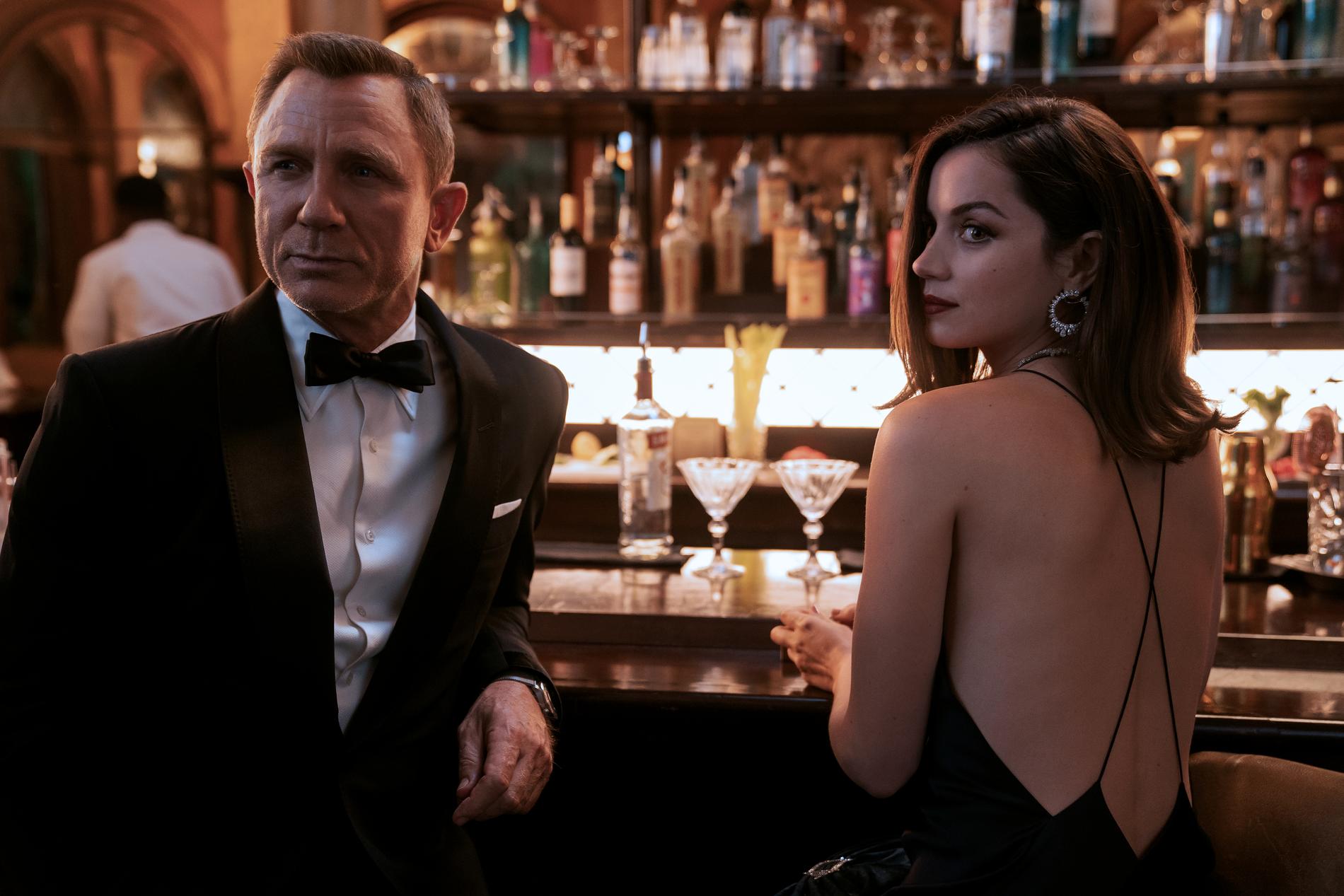James Bond (Daniel Craig) och Paloma (Ana de Armas) ”No time to die”.