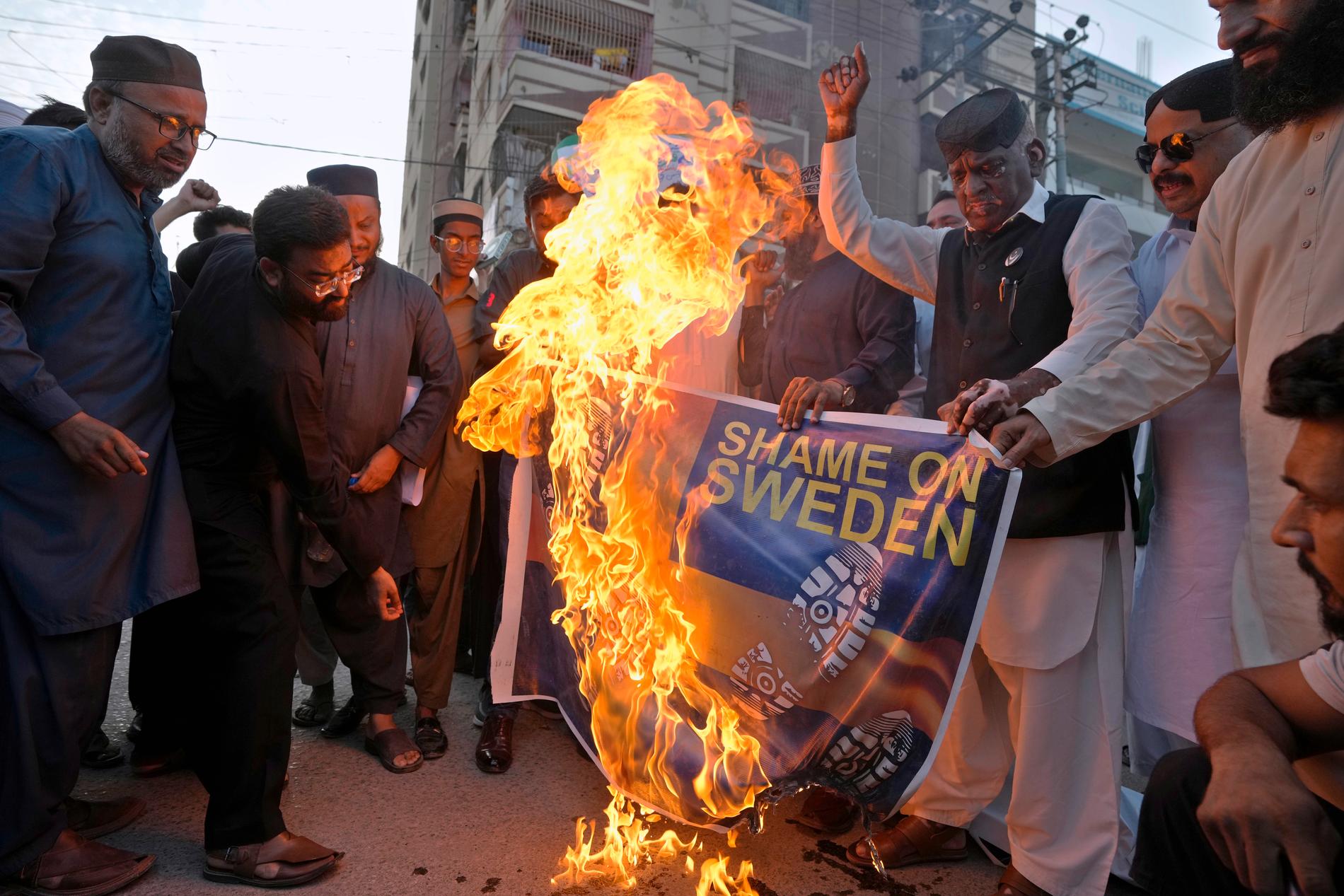 Aktivister från United Muslim Forum Pakistan group, bränner en representation av den svenska flaggan under en demonstration i Karachi, Pakistan.