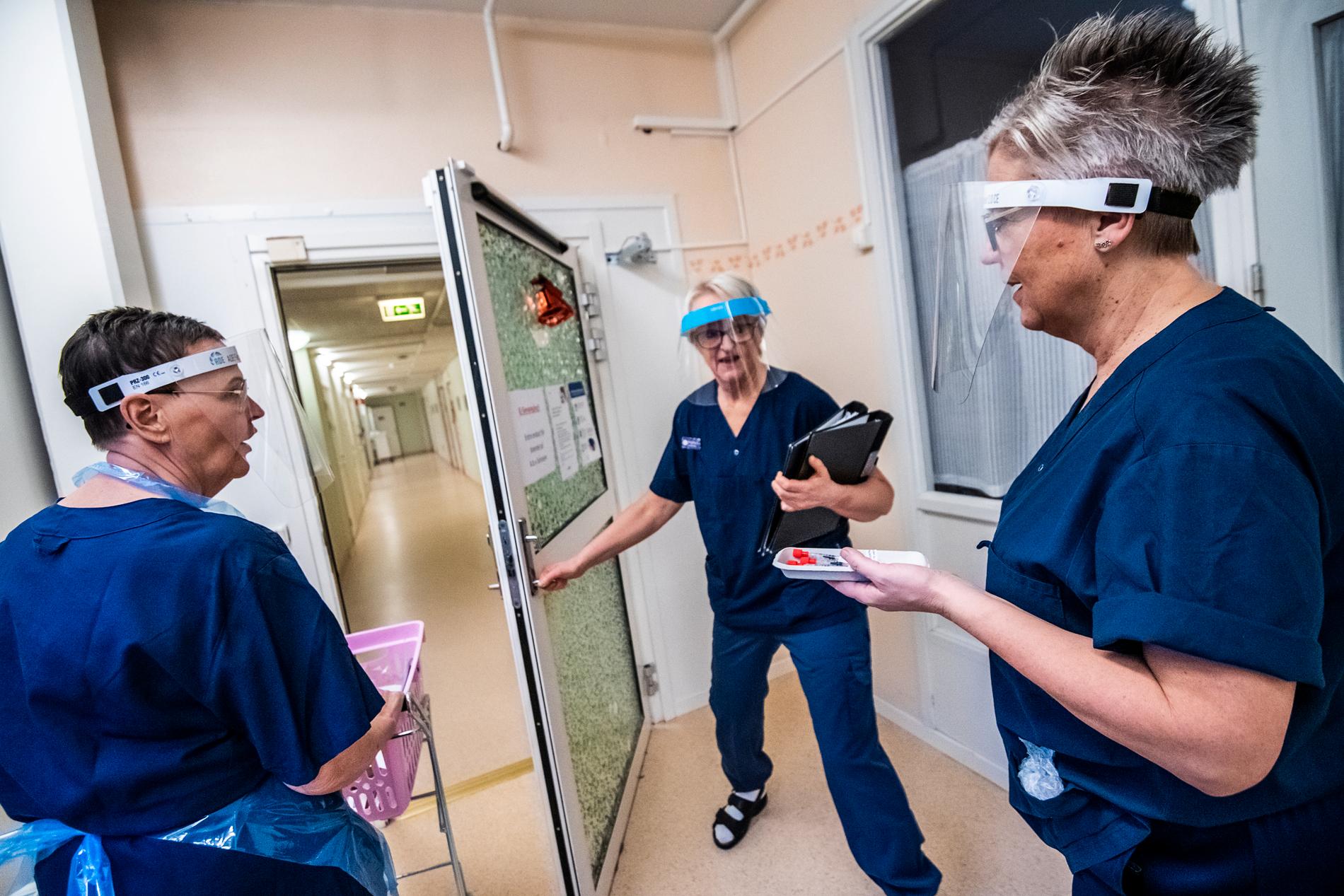 Sjuksköterskan Maria Skogen, undersköterskan Birgitta Sundqvist och sjuksköterskan Annelie Sundholm på väg in till de äldre för vaccinering mot covid-19 på Karlslunds äldreboende i Bollnäs