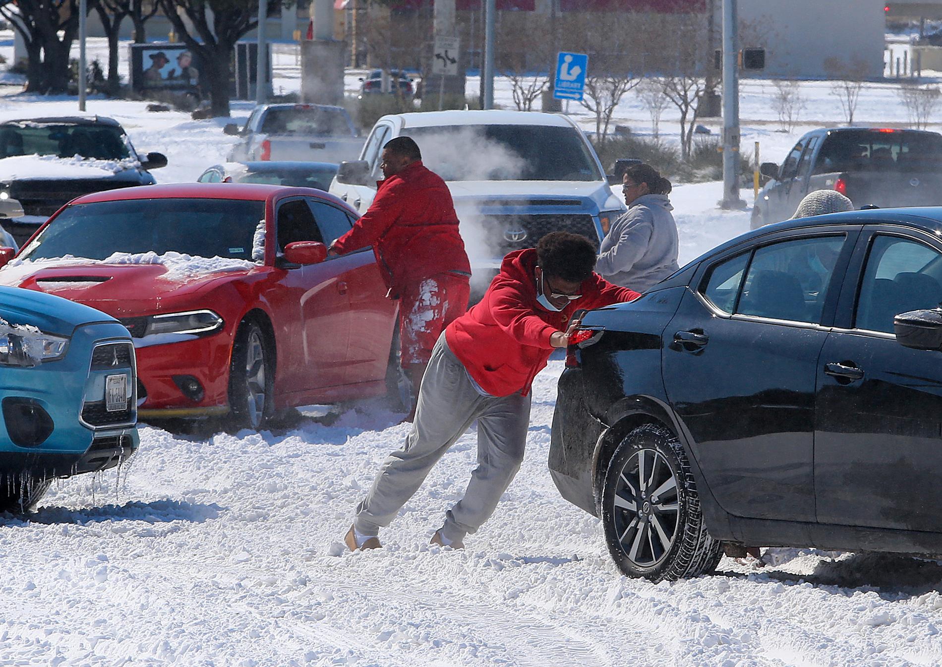 Bilar har kört fast i snön i Waco, Texas. 