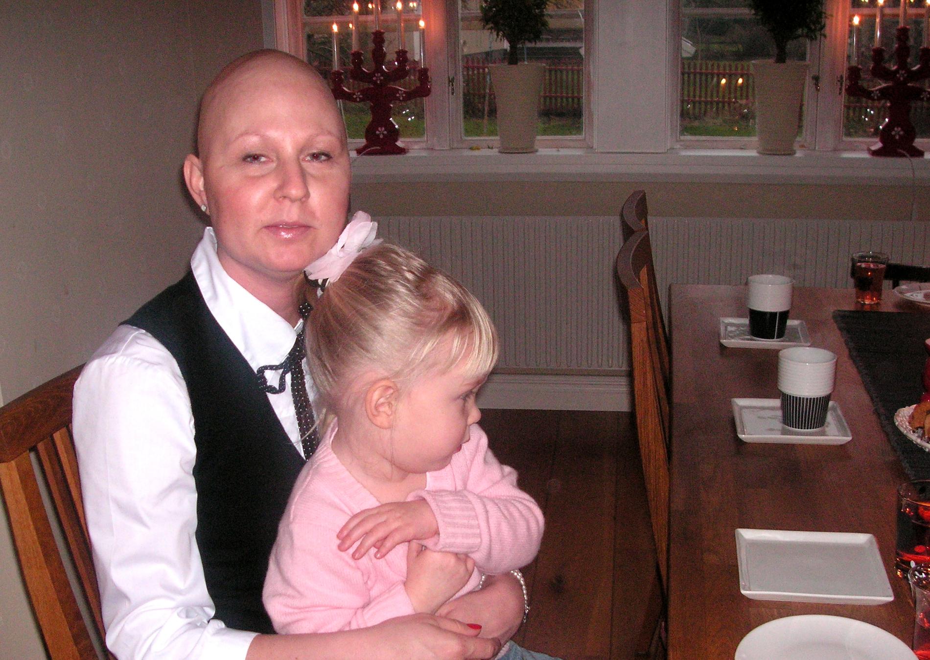Anna tillsammans med dottern julen år 2007. Glad över att må så bra att hon kunde vara hemma med familjen.