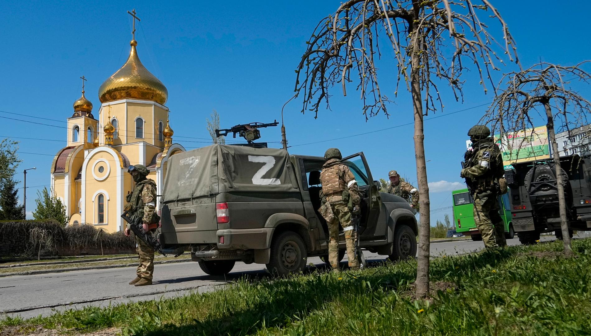  Ryska militärer vaktar en ortodox kyrka i Berdyansk.
