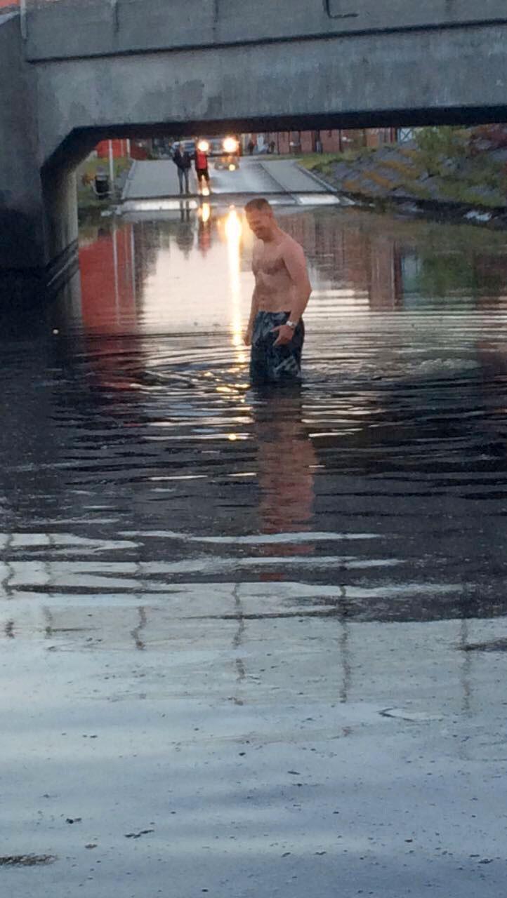 Fredrik Carlsson passar på att ta ett dopp i ett översvämmat Eslöv.
