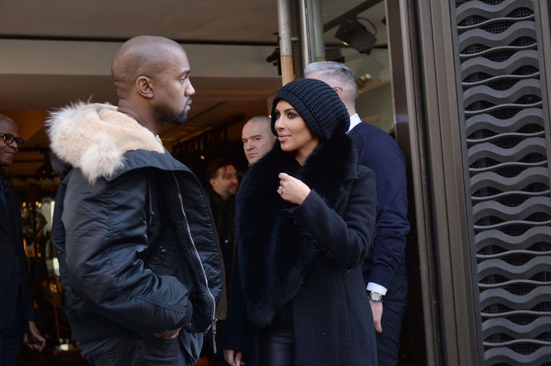 MÖSSA PÅ! Kim Kardashian och maken Kanye West under modeveckan i Paris tidigare i dag.