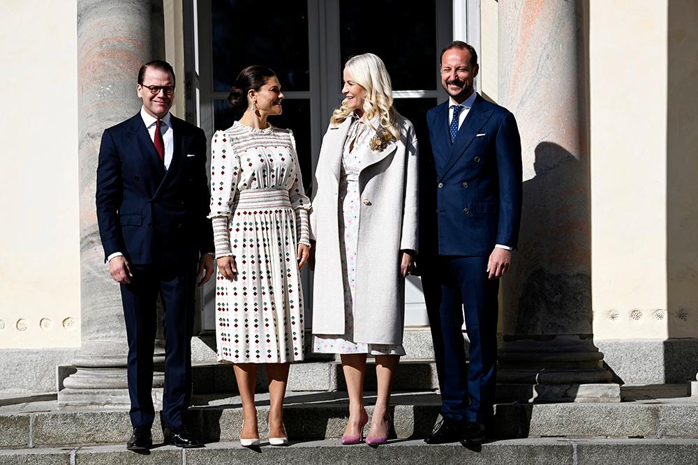 Kronprins Haakon och kronprinsessan Mette-Marit bor över i ett av gästrummen hos kronprinsessan Victoria och prins Daniel på Haga slott under besöket i Sverige. 