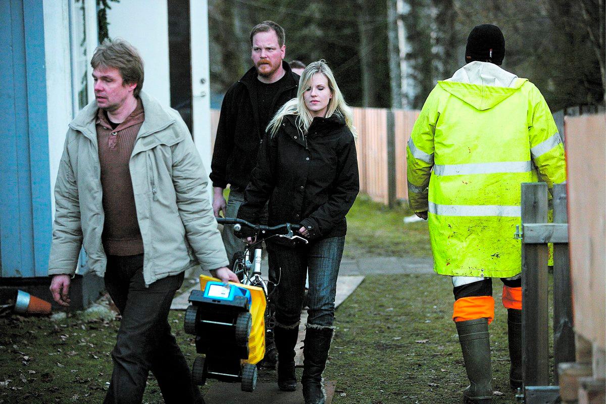 Nästa: en tvåa i Karlstad Magnus Karlsson och Liselotte Haraldsson hjälps åt att tömma huset, som när som helst kan rasa ner i Norsälven. När, eller om, de får komma tillbaka till sitt hem vet det inte.