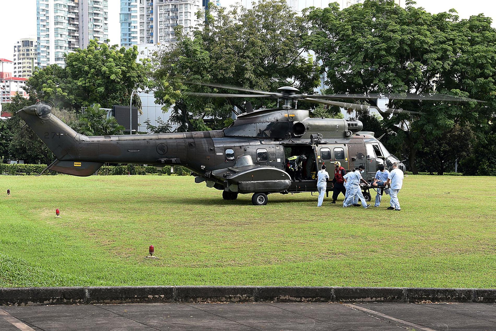 Skadade i fartygskollisionen flygs till sjukhus i Singapore.