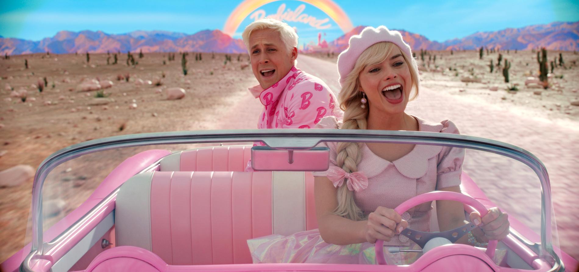 Ryan Gosling och Margot Robbie som Ken och Barbie i den mycket hajpade "Barbie", som den här veckan slåss om publikens uppmärksamhet mot atombombsfilmen "Oppenheimer". Pressbild.