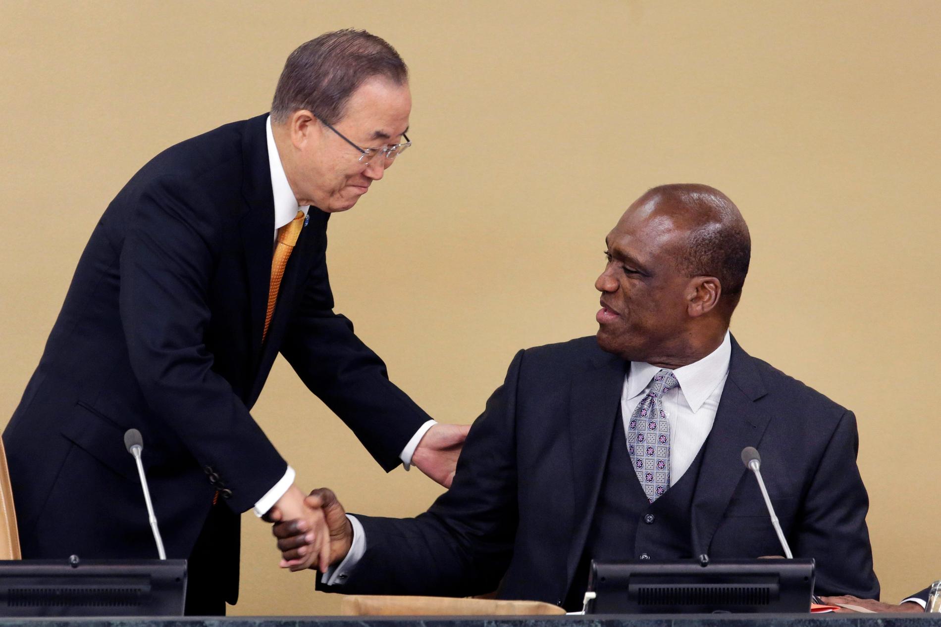FN:s dåvarande generalsekreterare Ban Ki-Moon, till vänster, skakar hand med den korruptionsanklagade och numera avlidne FN-ambassadören John Ashe vid FN-högkvarteret 2013.