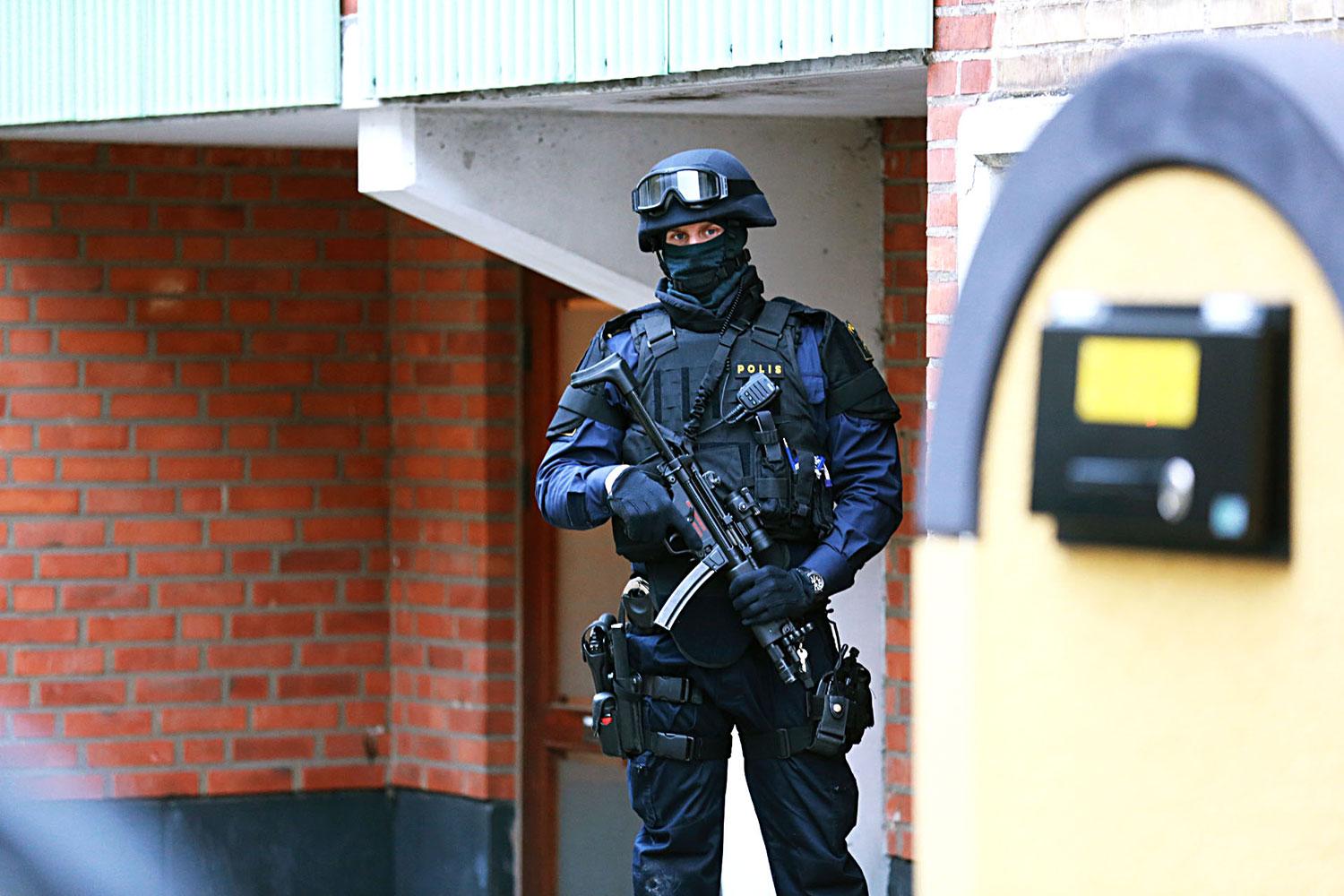 Tungt beväpnad polis utanför judisk institution i Malmö.