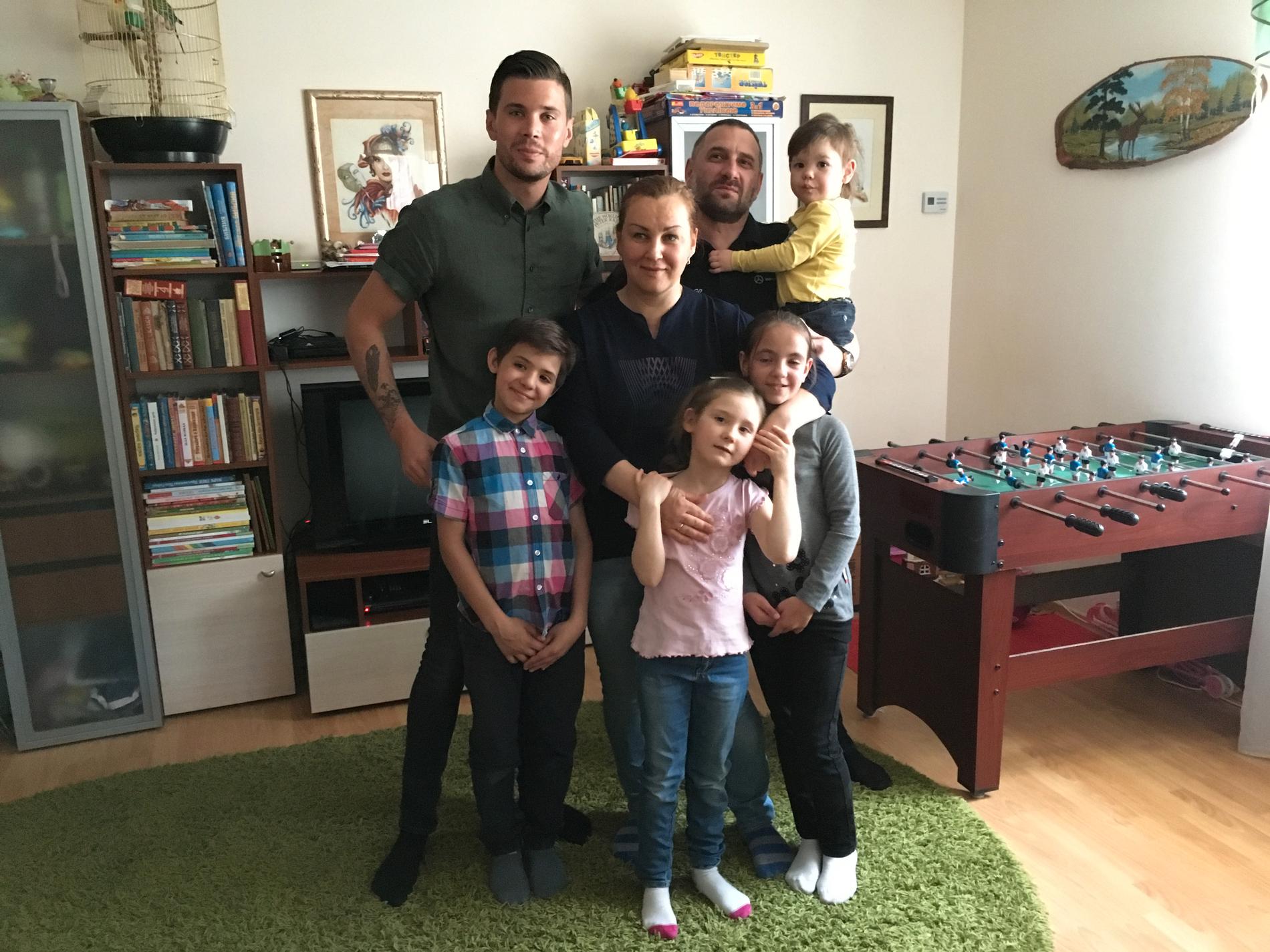 Robin Bengtsson tillsammans med Mikhail och Natalia Prihodko och fyra av deras fosterbarn, Sasha, 10, Ira, 12, Carina, 6, och Nica, 2.