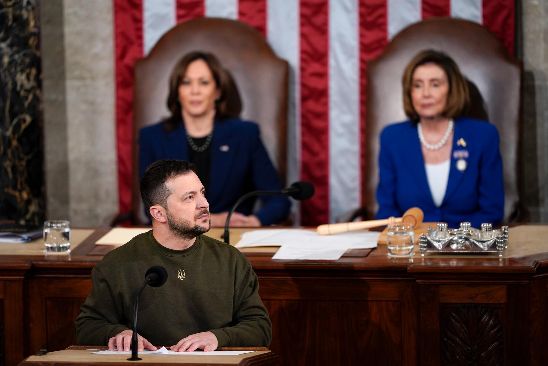Ukrainas president Volodymyr Zelenskyj talar inför kongressen i USA. Bakom honom sitter vicepresidenten Kamala Harris och representanthusets talman Nancy Pelosi.