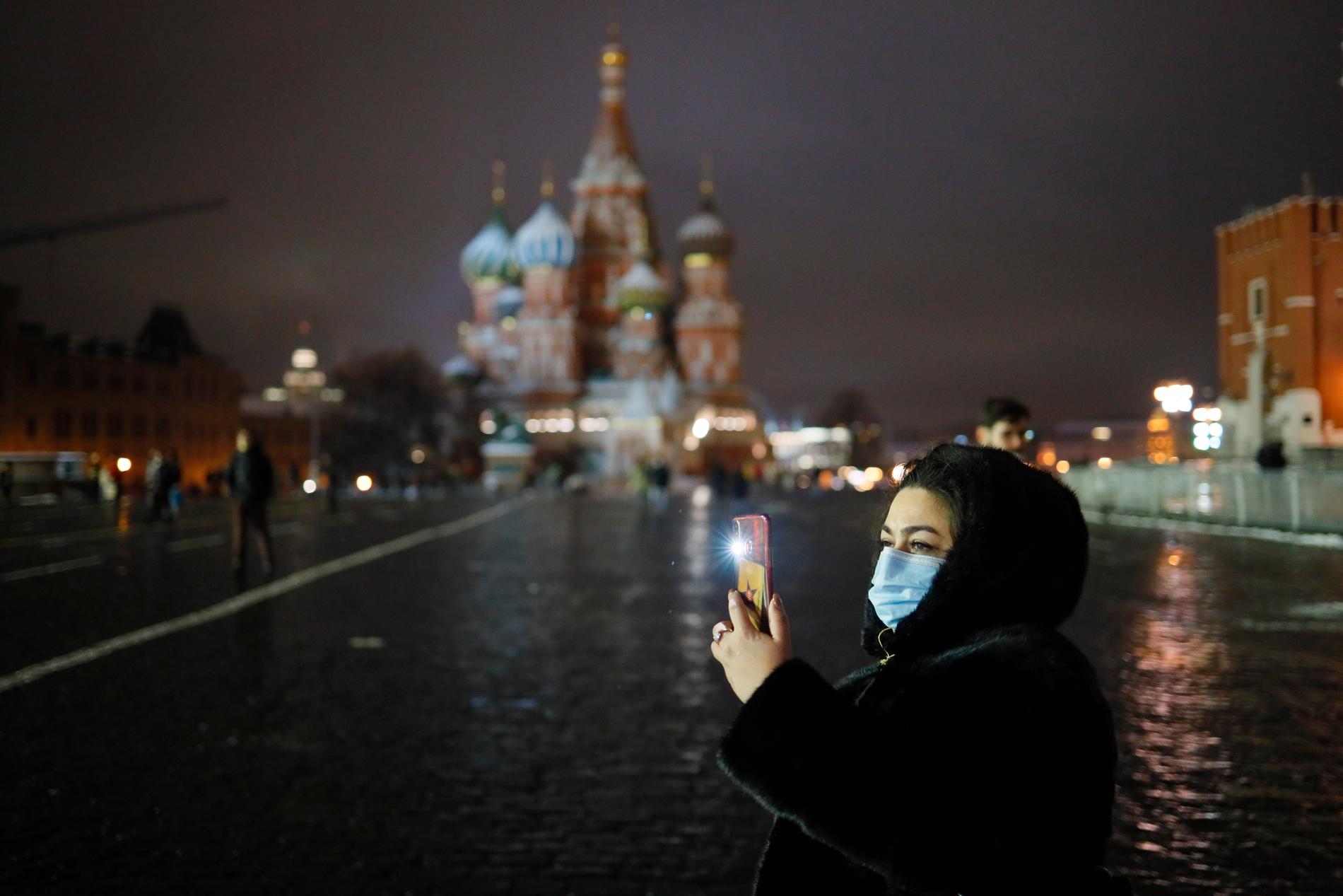 Sekretesslagstiftningen som reglerar hur mycket tillgång ryska myndigheter har till telefonoperatörernas uppgifter om sina kunder är på väg att kringskäras. Här står en kvinna och fotograferar med sin telefon på Röda torget i Moskva. Arkivbild.