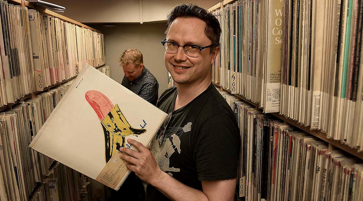 Markus Larsson hittar ”The Velvet Underground & Nico”, vars omslag är formgivet av Andy Warhol. Grammofonarkivets exemplar är slitet och skivan är repig. 