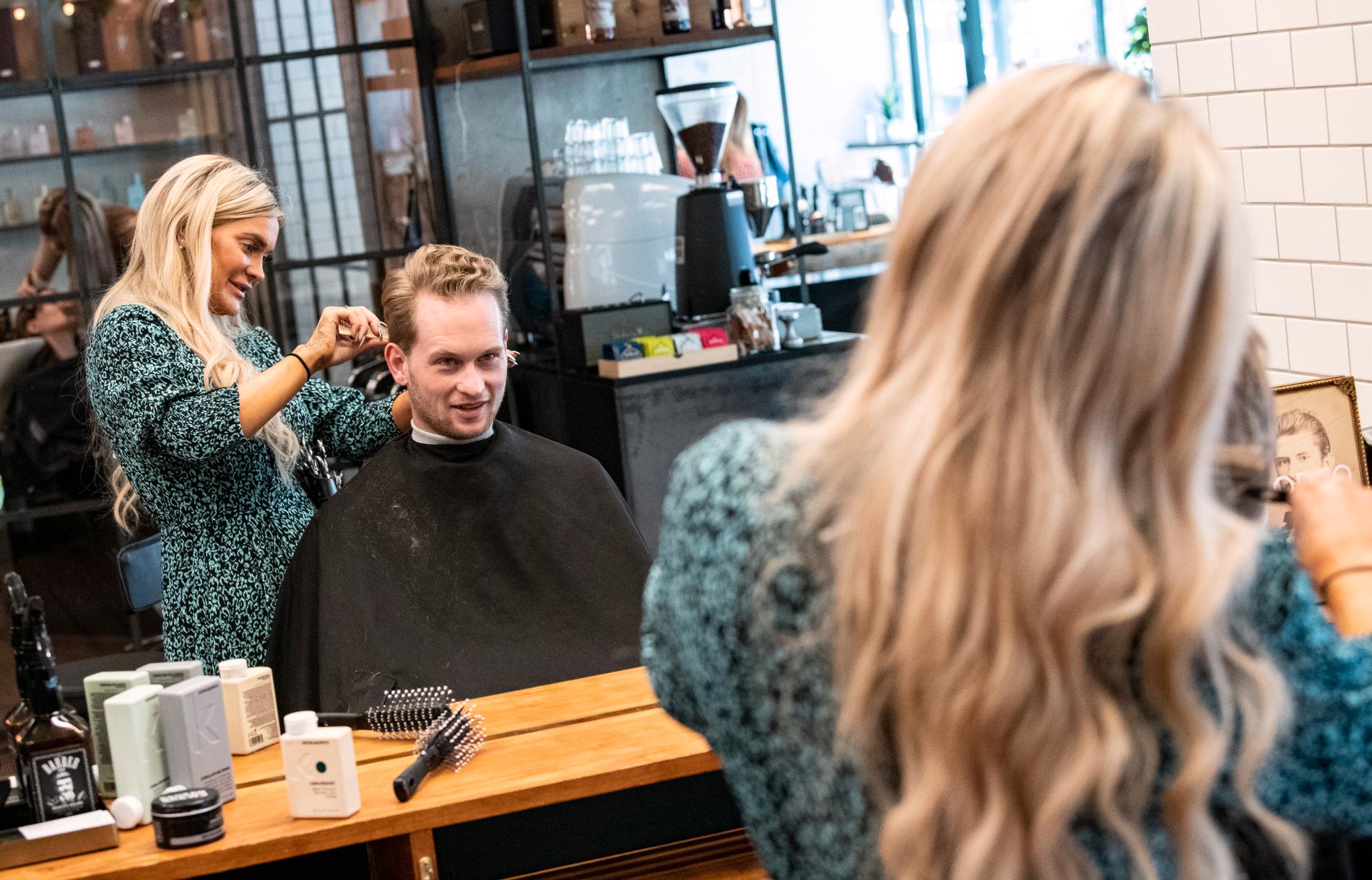 Christian Mejlvang, masterstudent, får håret klippt av frisör Katrine De Witt, på Rodeo i Valby i Köpenhamn. Det var nästan tre månader sedan han klippte sig.