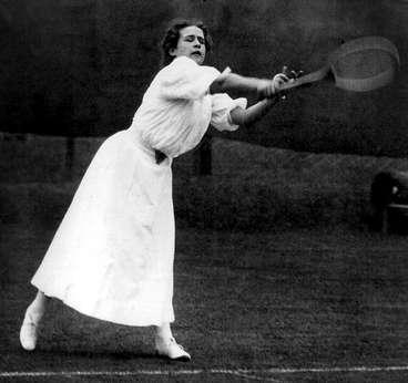 May Sutton, USA, blir 1905 första utländska segraren i damturneringen.