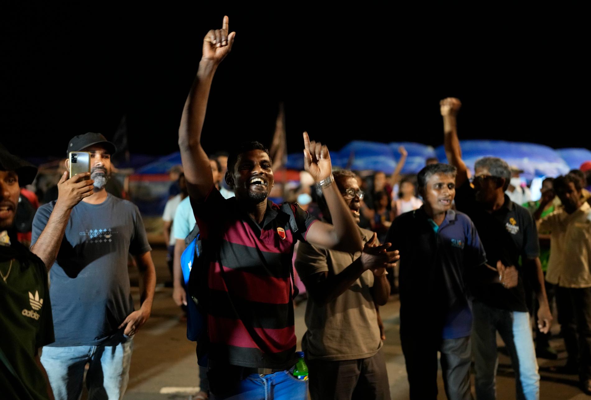 Firande på gatorna efter att det kommit besked om att Rajapaksa kommer att avgå. 