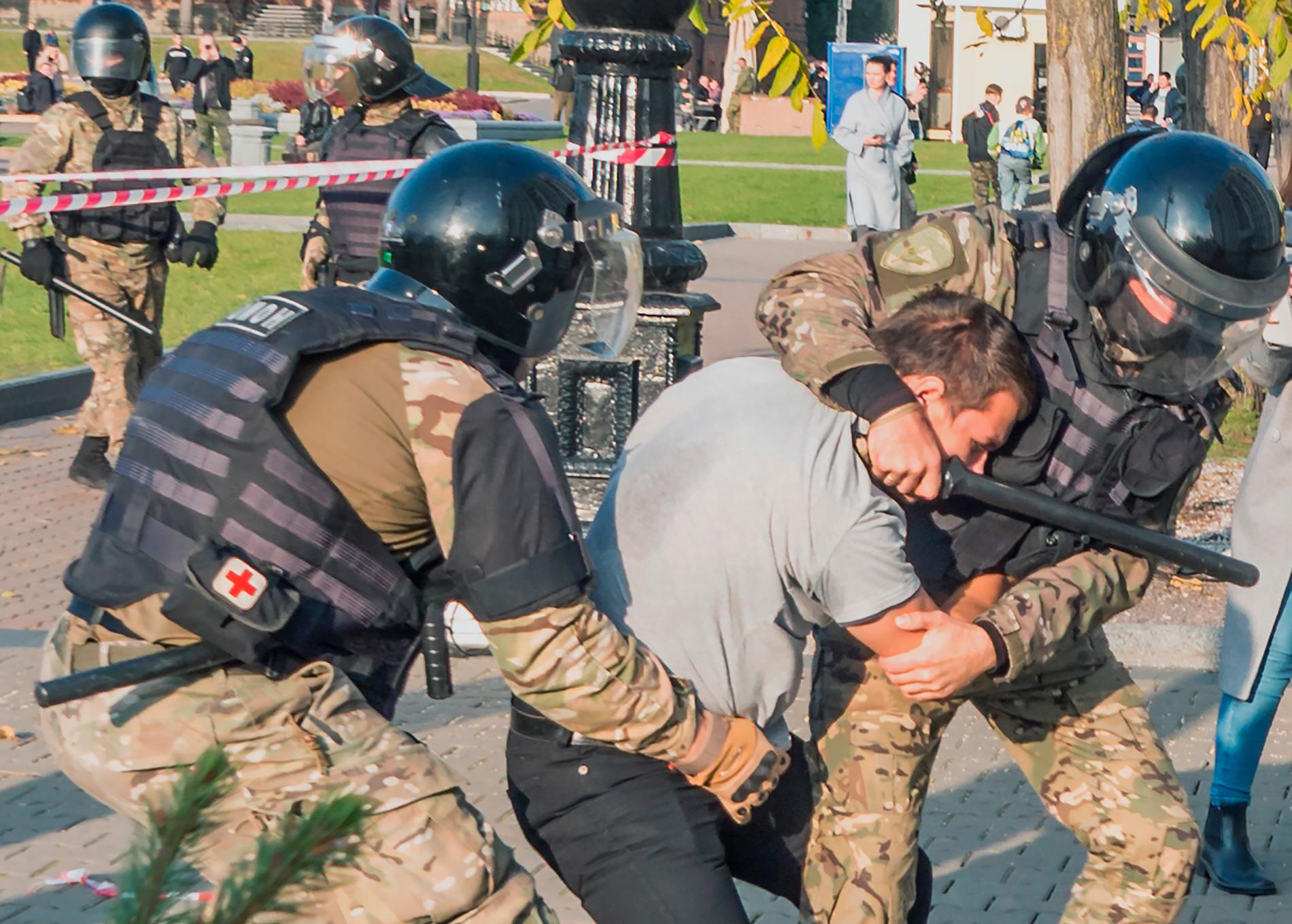 Polis tar hand om demonstranter efter gripandet av Sergej Furgal . Oktober 2020.