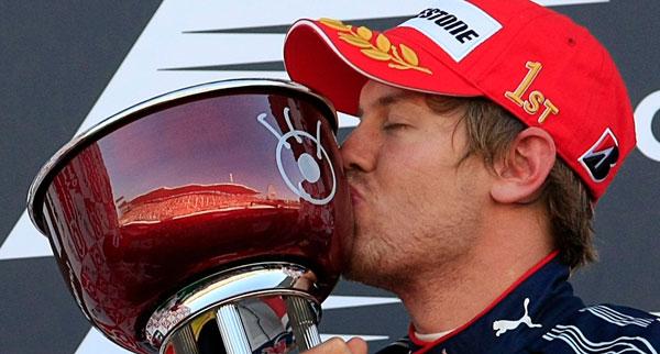 Tycker om pokaler Sebastian Vettel kysser bucklan efter segern i Japan. Och tysken har inte givit upp jakten på VM-titeln, han hoppas kunna kopiera Kimi Räikkönens bedrift från 2007 då finländaren var 17 poäng efter med två lopp att köra. FOTO: REUTERS