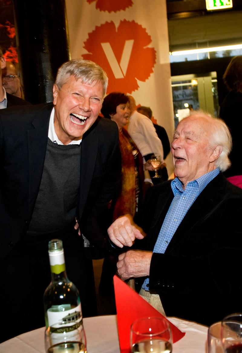 Lars Ohly tillsammans med förre partiledaren C H Hermansson på Vänsterpartiets valvaka.