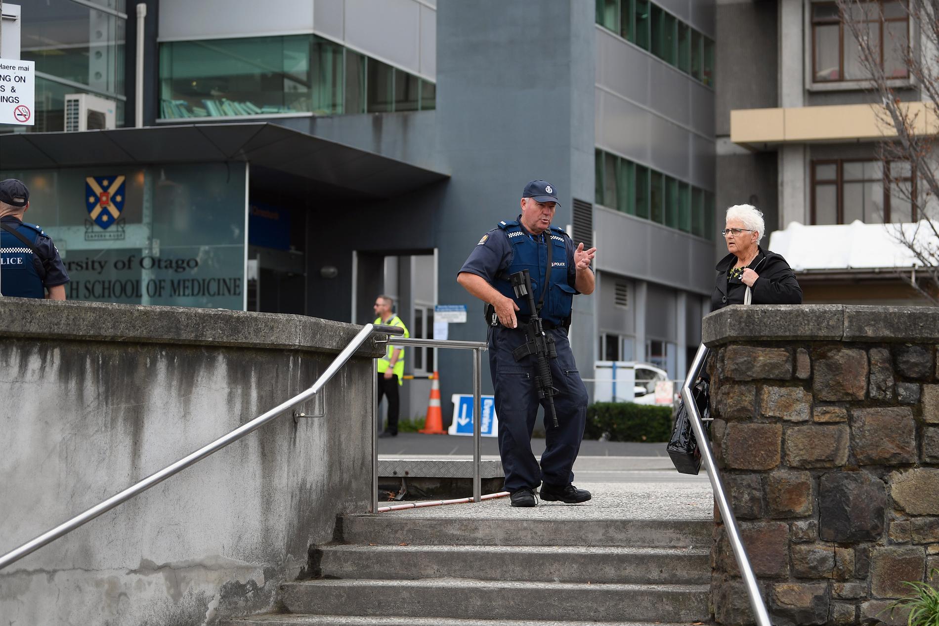 Tungt beväpnad polis patrullerar utanför Christchurch Hospital i Christchurch, Nya Zeeland.