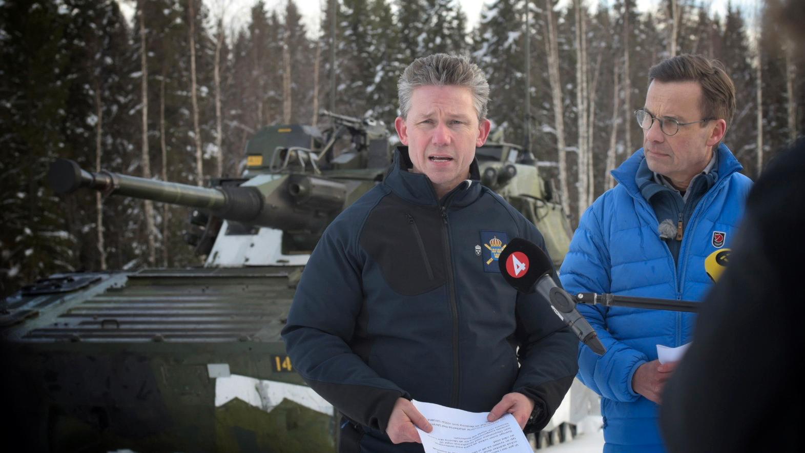 Försvarsminister Pål Jonson (M) och statsminister Ulf Kristersson (M) lovade upp till tio Leopard-stridsvagnar samt luftvärn till Ukraina.