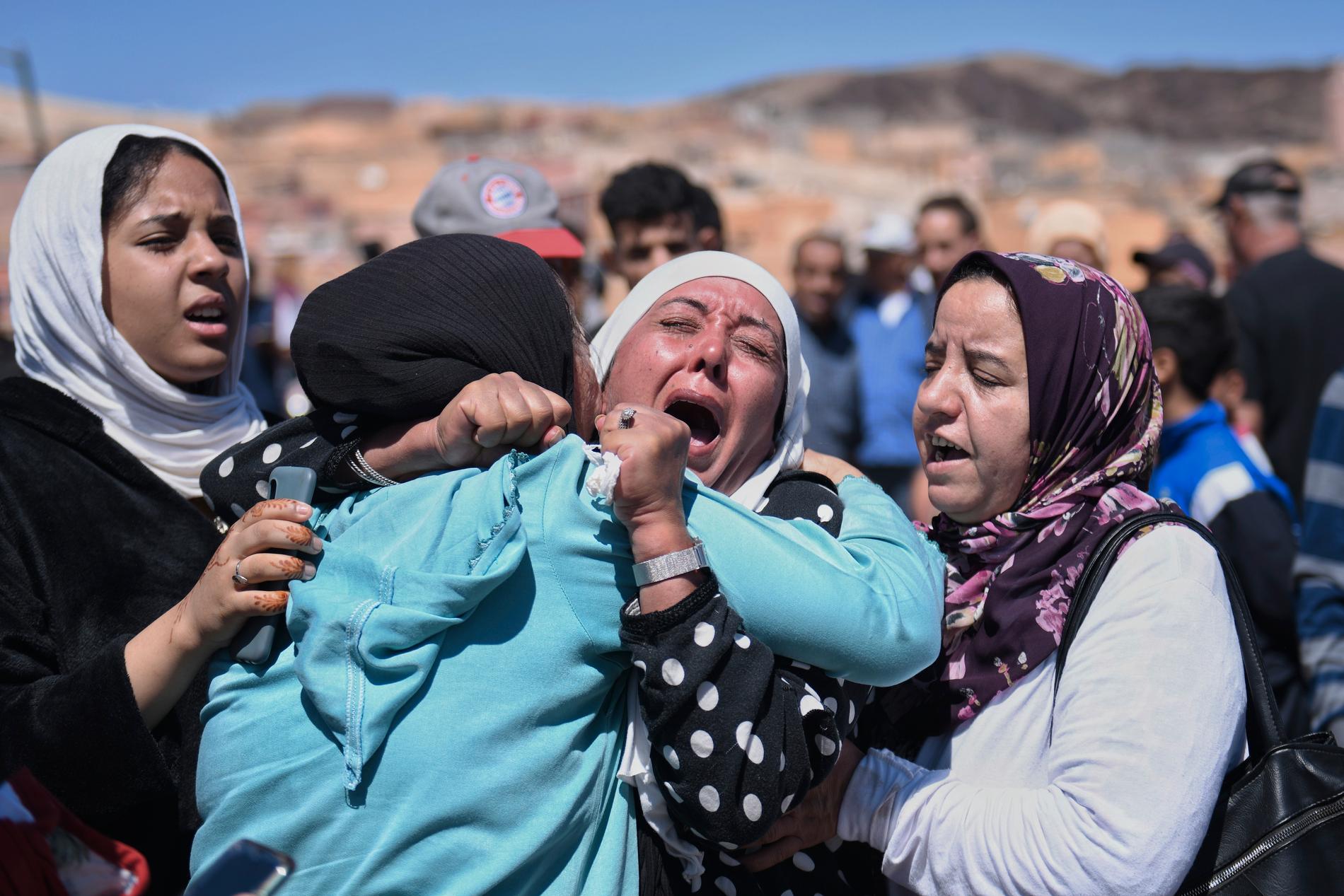 Sörjande kvinnor i Al Haouz-provinsen. Över 2500 människor misstänks ha dött av jordbävningen.