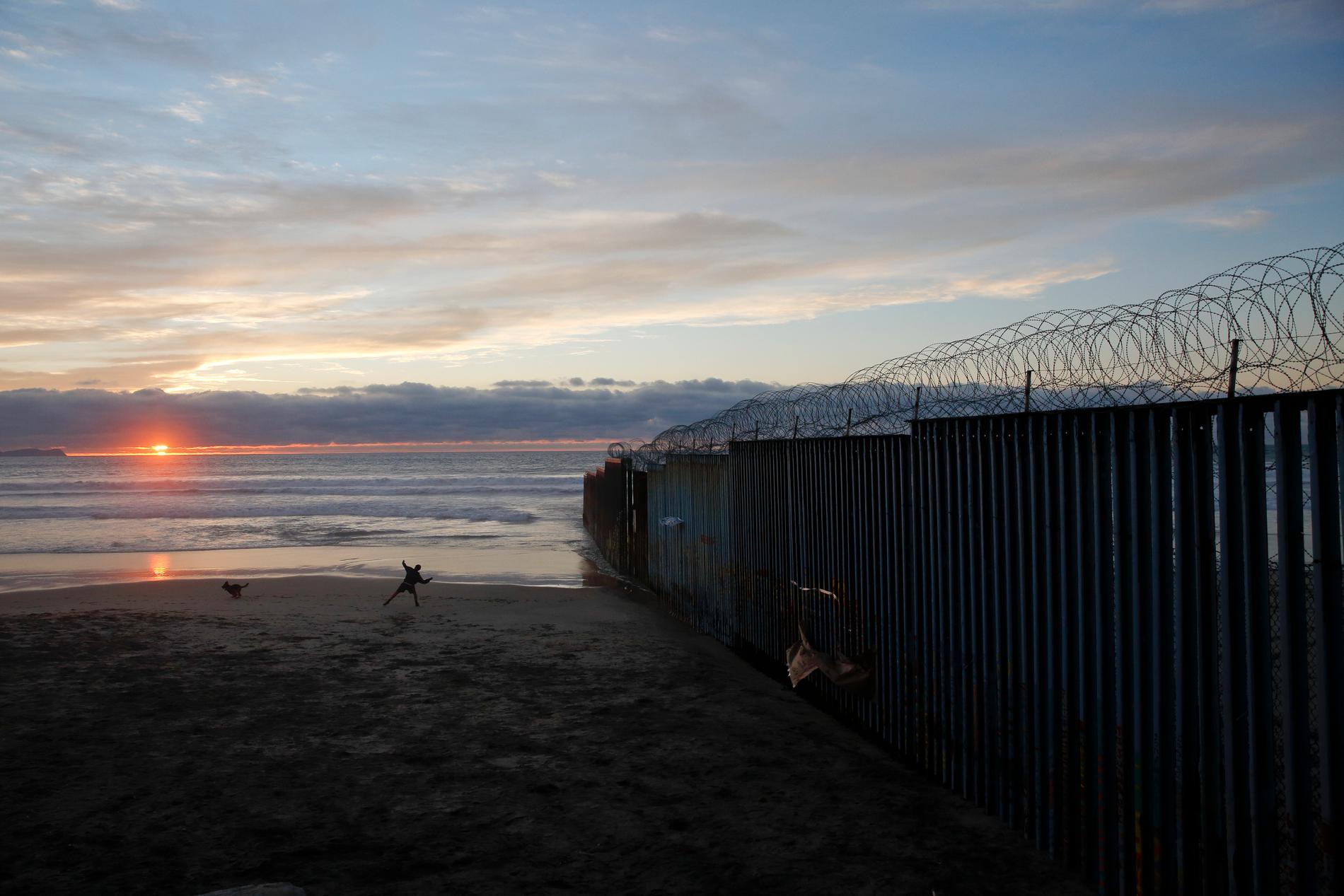 Utefter delar av USA:s gräns mot Mexiko finns redan en gränsmur – eller åtminstone ett stängsel. Men president Donald Trump anser inte att det befintliga gränsskyddet är tillräckligt. Här är barriären längst i väst, som löper ut vid Stilla havet, fotograferad från Tijuanasidan i Mexiko.