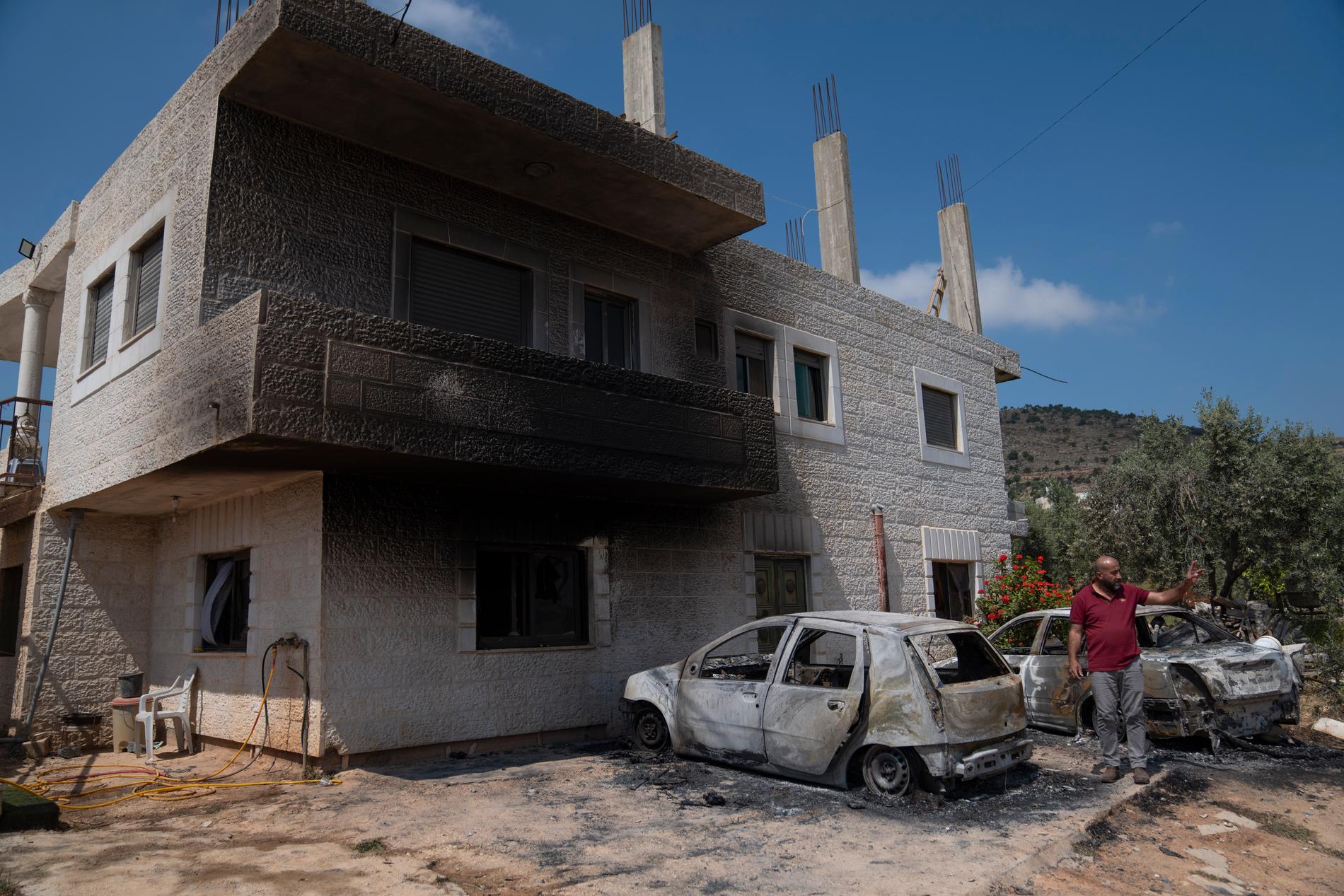 Akef Abu Alia inspekterar förödelsen efter att hans hus och bilar satts i brand i byn al-Mughayyir på Västbanken tidigare i april.