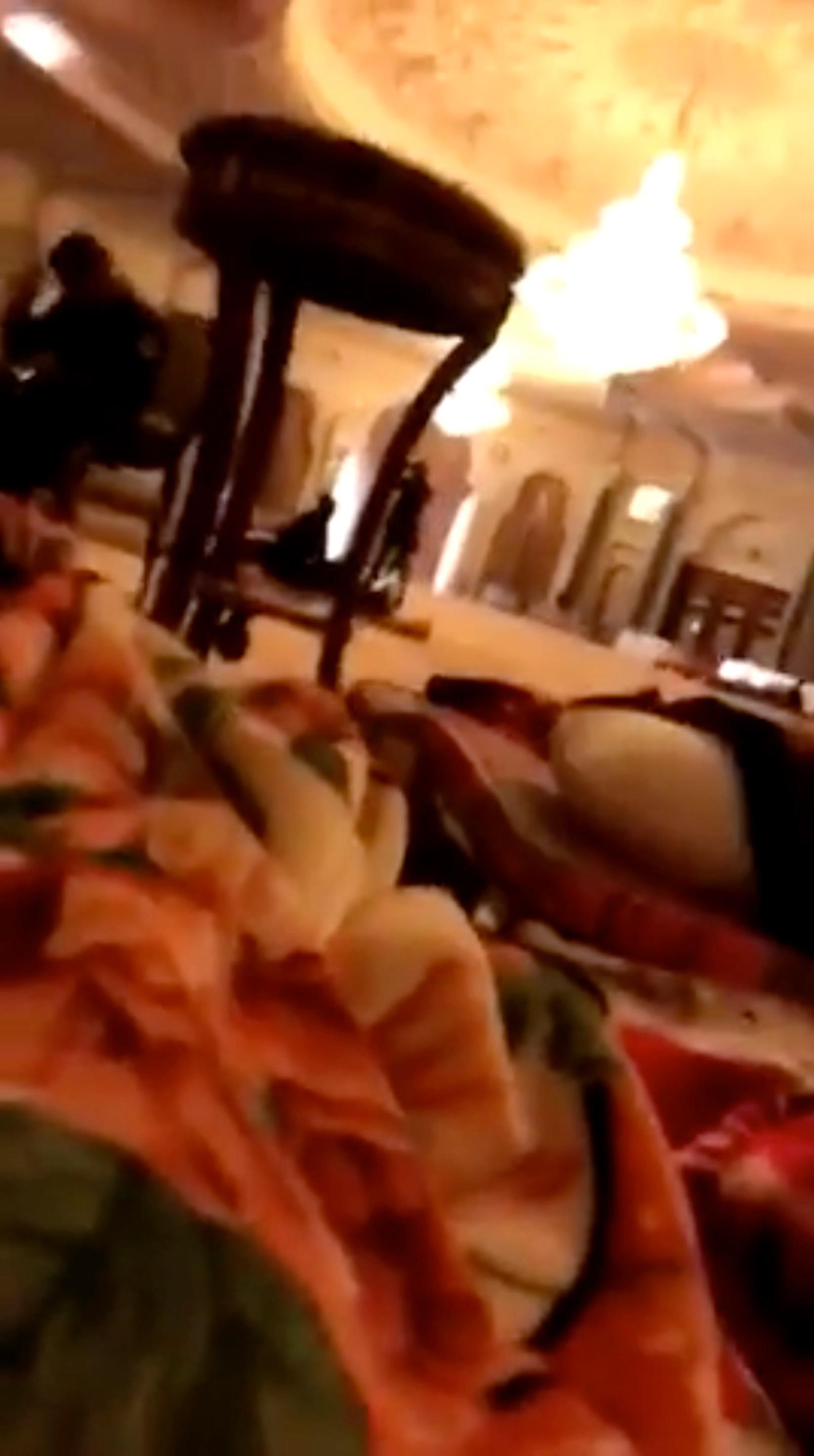 Bild ur en video som cirkulerade på nätet i höstas och påstås visa prinsarnas sovplatser i Ballroom B på hotellet Ritz Carlton. 