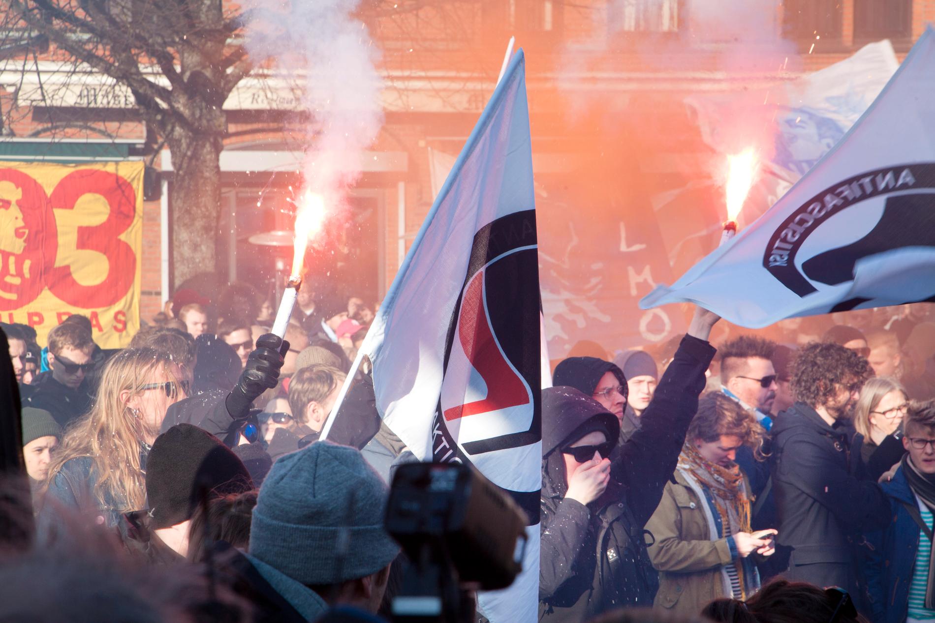 Fredlig antirasistisk manifestation hölls på Möllevångstorget i Malmö, efter nazistattacken där sex personer skadades efter en demonstration på Kvinnodagen.
