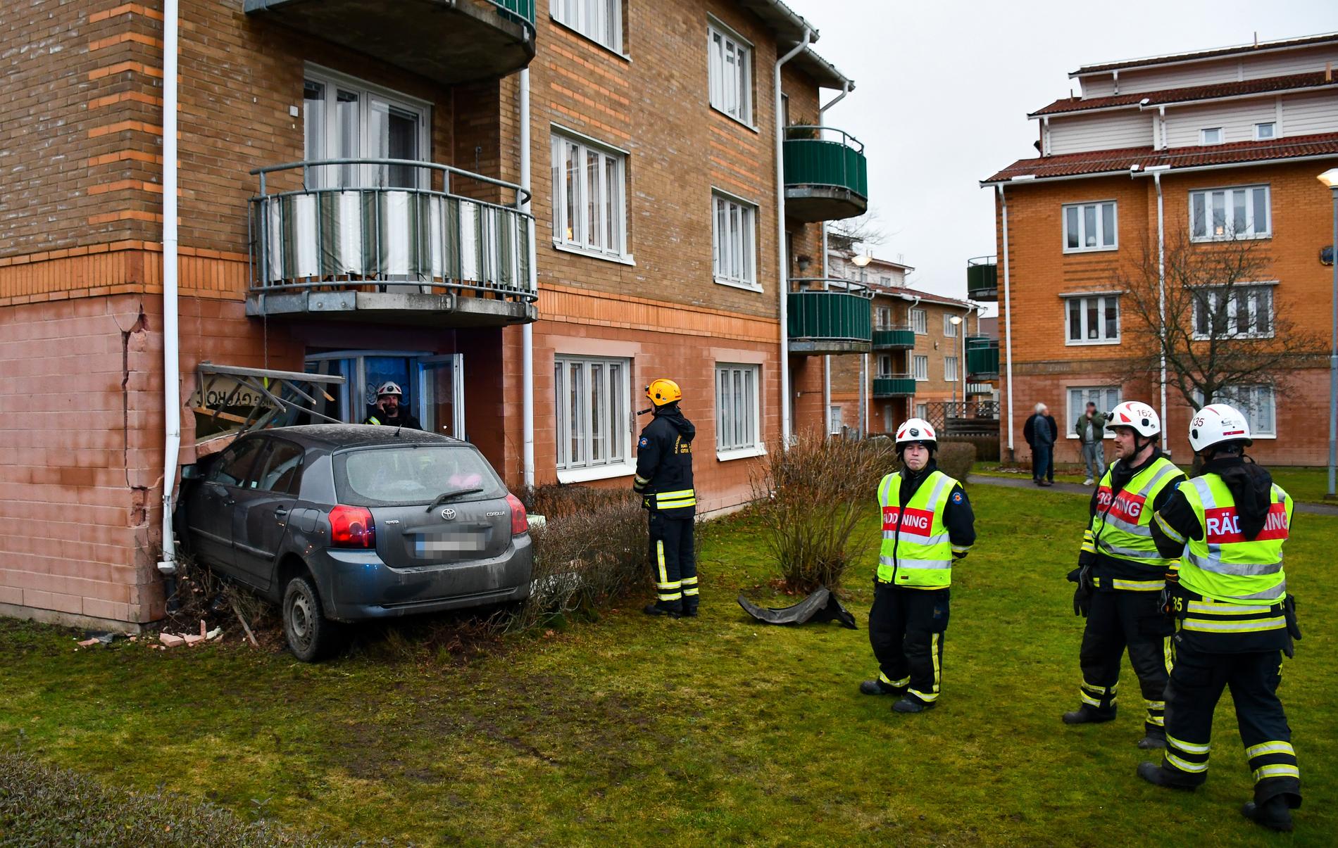 Bilen kraschade in i bostadshuset i Skara.
