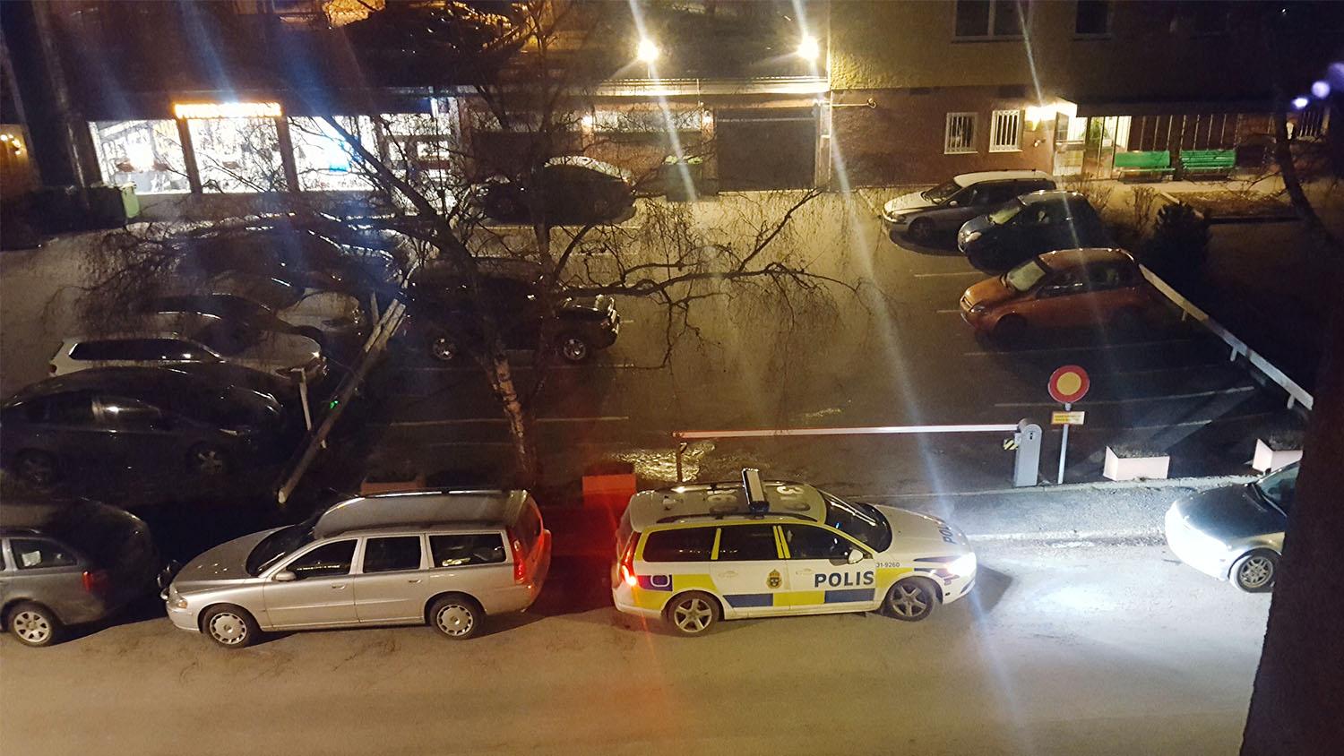 Polisen bevakar ”ryska huset” på Lidingö efter att en bilist körde genom bommen i lördags morse. 
