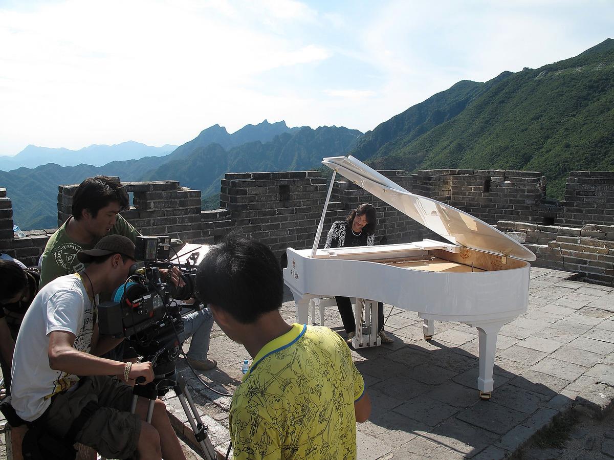 Stor i Kina STOR I KINA Robert Wells är den första någonsin som fraktat upp en flygel på Kinesiska muren, där han spelade in delar av sin musikvideo.