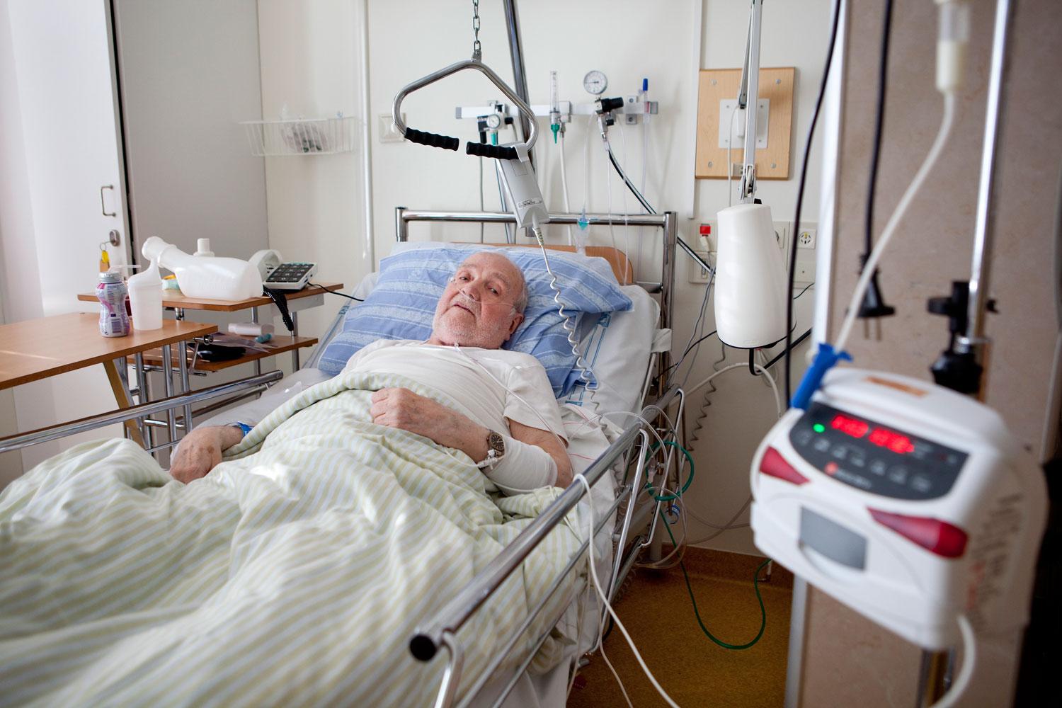 Urban Aspegren, 81, har svår lungcancer och kan efter den traumatiska taxiresan inte stå eller gå. Åka taxi vågar han inte göra igen.