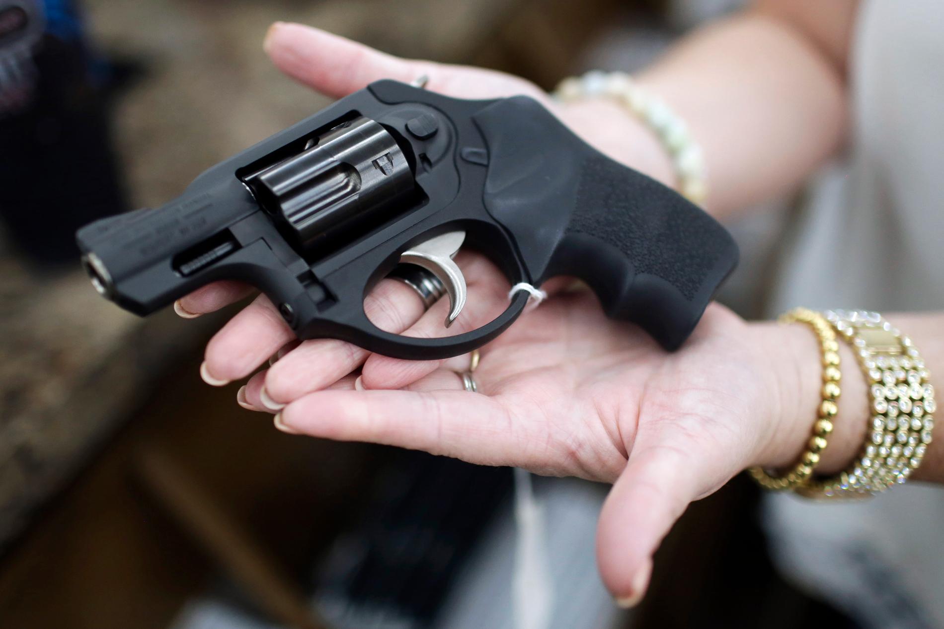 En köpare i Idaho visar upp sin nya pistol. 