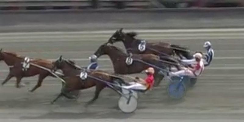 Här ”punktmarkerar” Ole Johan Östre kusken Joakim Rasmussen med sin diskvalificerade häst: ”Det är ju skandal”, sa ATG Live-experten Peter Andersson.