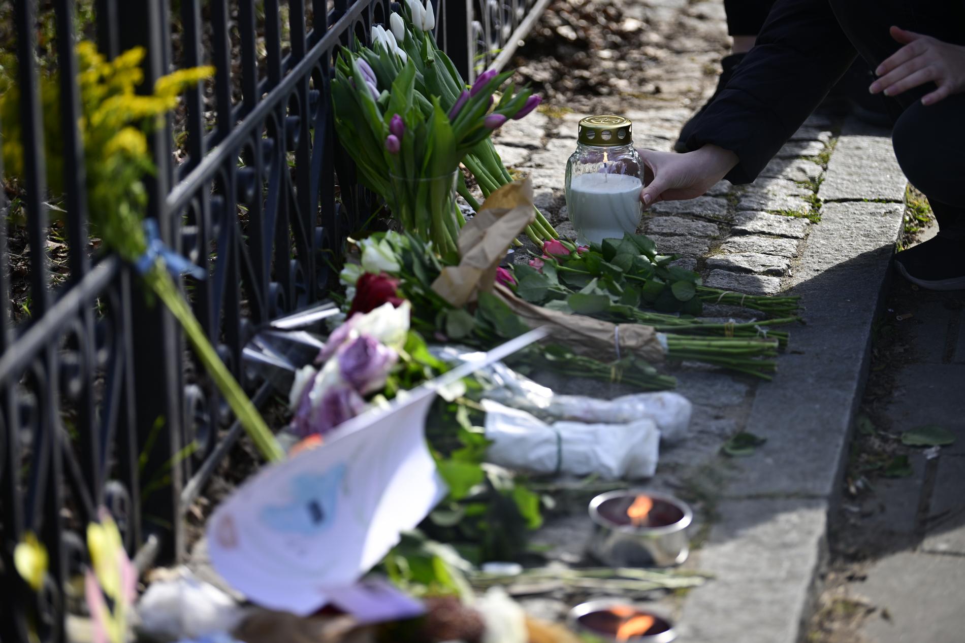 Många har lämnat blommor för att hedra offren.
