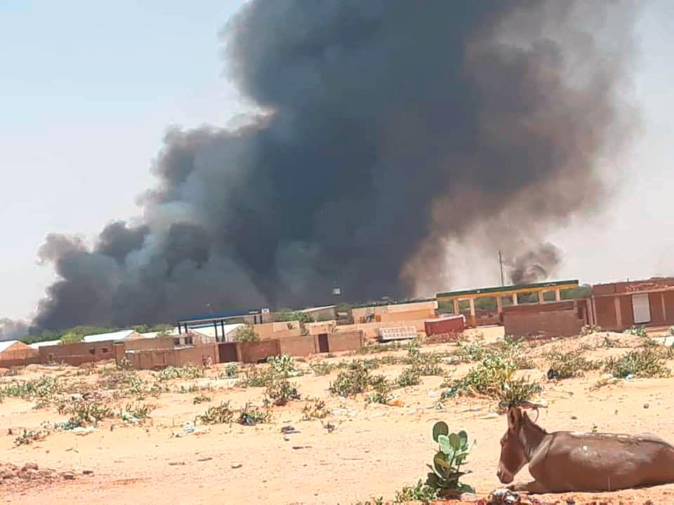 Rök syns över flyktinglägret Abu Zar i västra Darfur, Sudan, efter etniska sammandrabbningar tidigare i veckan.