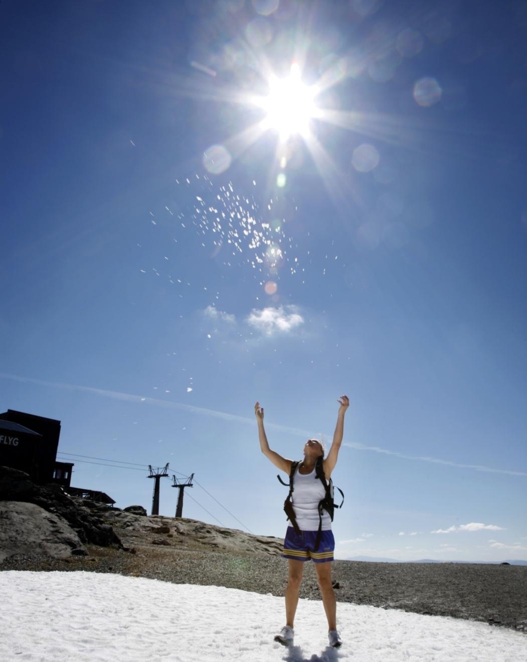 Destinations reporter jublar över att det går att ha snöbollskrig på Åreskutan även på sommaren.