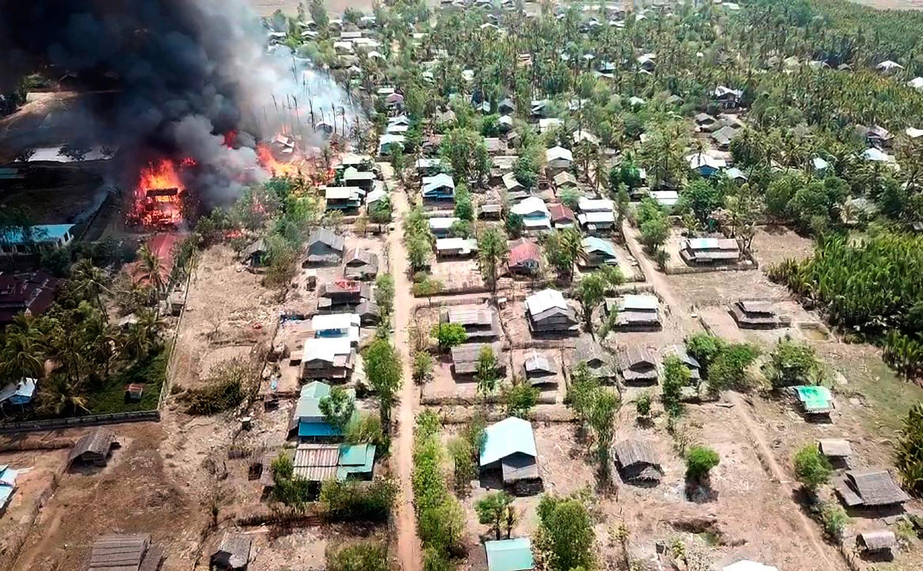 Branden i Let Kar. Bilden är från Myanmars armé, som anklagar rebellgruppen Arakanarmén för att ligga bakom.