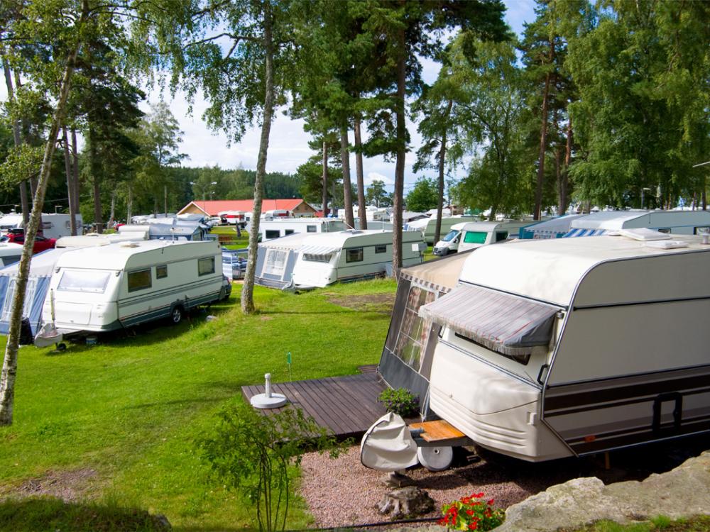 Camping är populärt sätt att semestra på under sommaren.