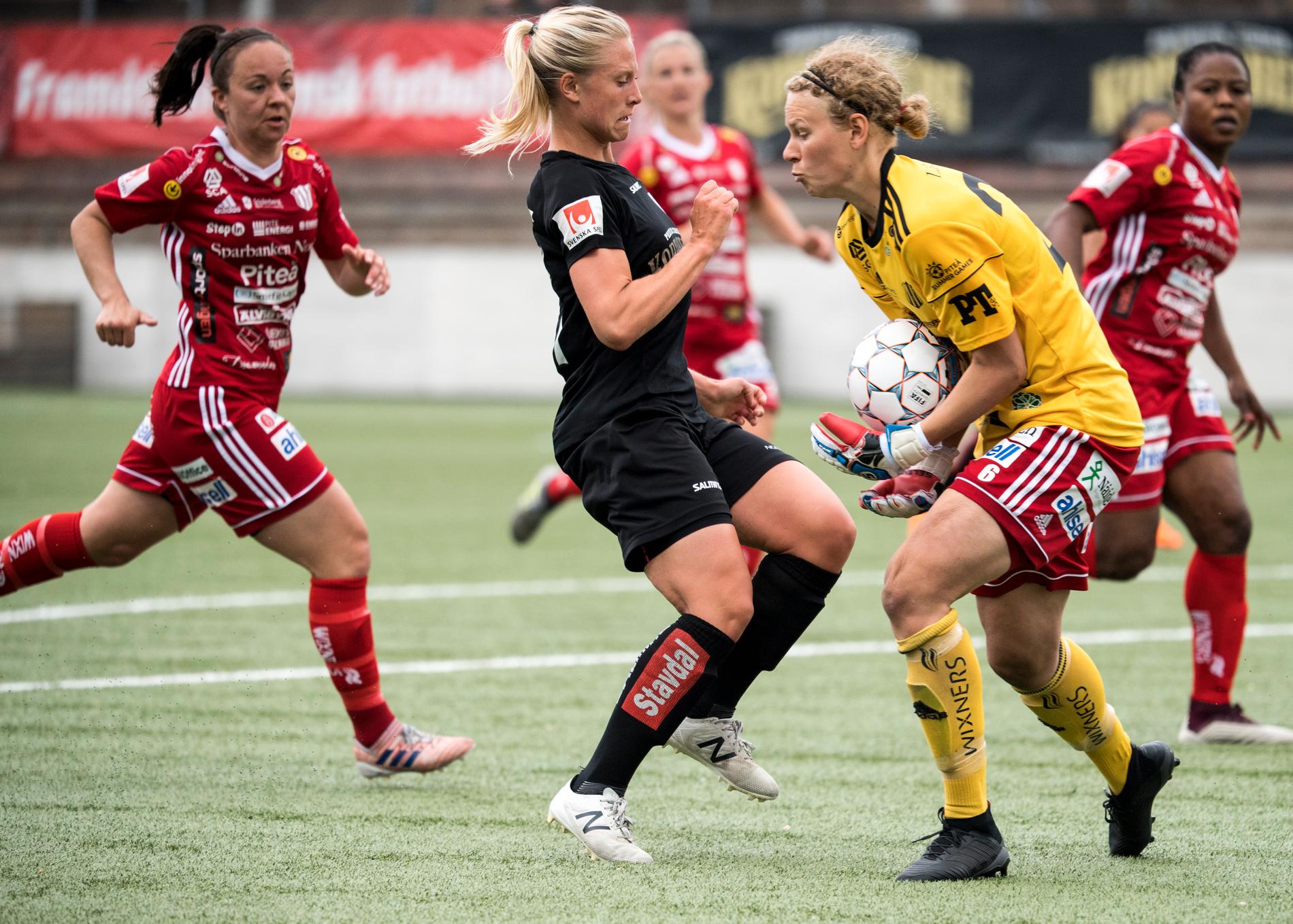 Piteås målvakt Cajsa Andersson kan ta sitt tredje raka SM-guld sedan hon blivit svensk mästare med Linköping 2016 och 2017. Här i det damallsvenska bortamötet med Göteborg tidigare i år.