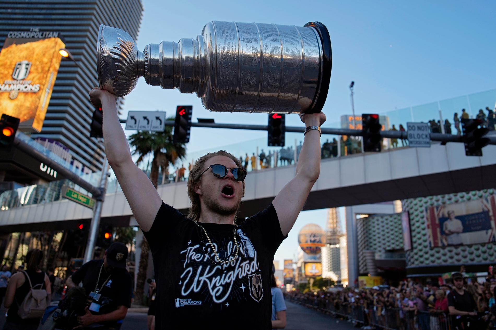 Vegas svenske center William Karlsson lyfter Stanley Cup-bucklan under segerparaden på Las Vegas Strip på lördagskvällen lokal tid.