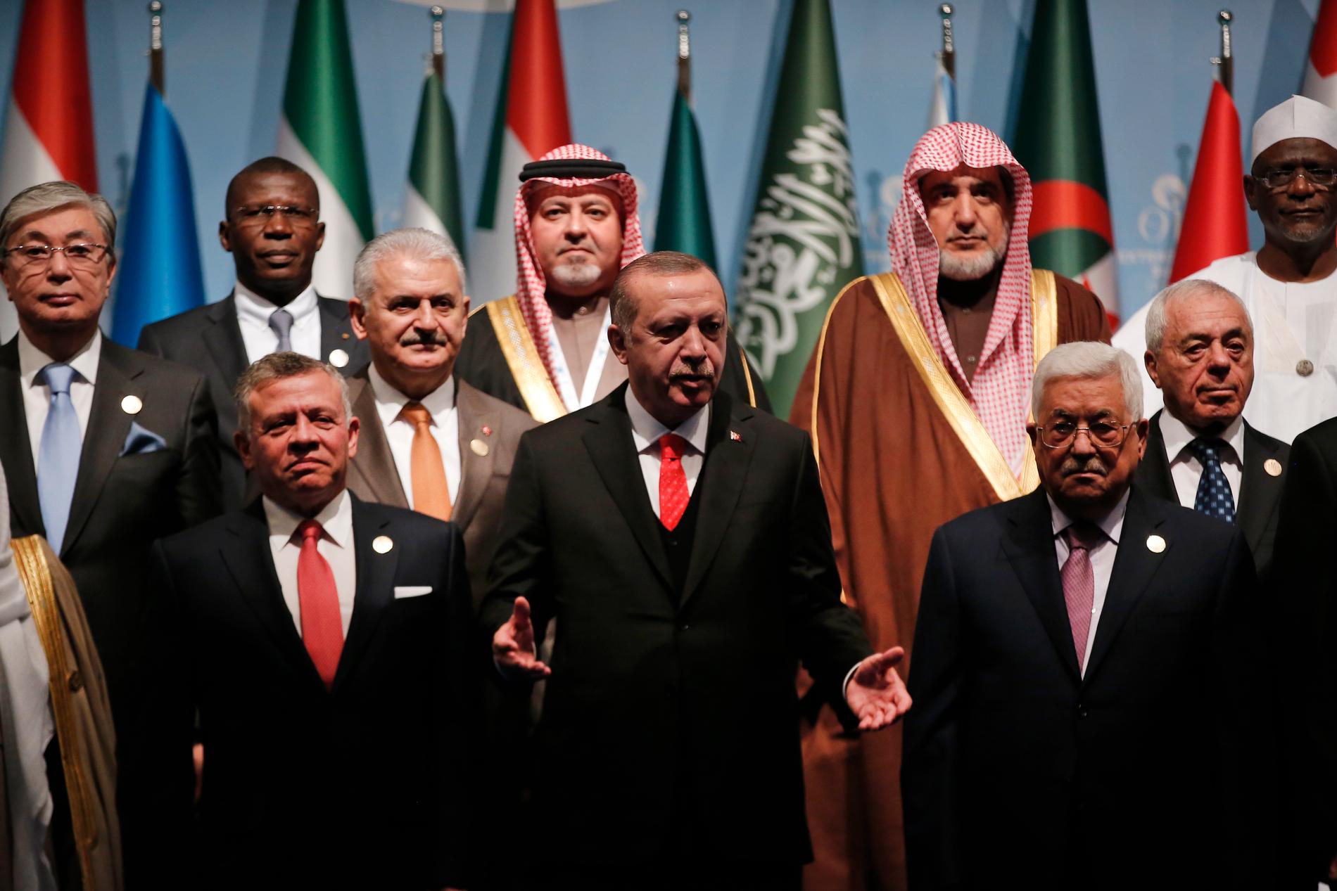 Turkiets president Erdogan flankeras av Jordaniens kung Abdullah II och den palestinske presidenten Abbas vid ett OIC-möte 2017. 