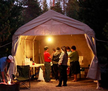 Köparnas tält vid matsutakelägret i Crescent i Oregon.
