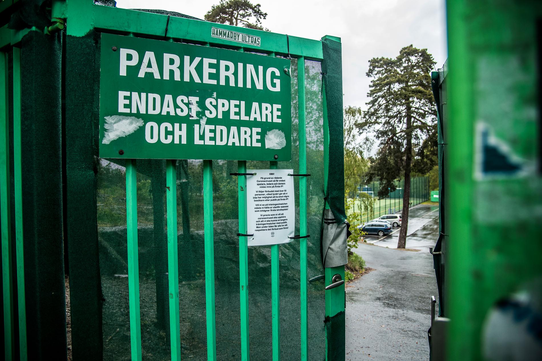 På grinden till Hammarbys träningsanläggning möts vi av informationen att endast spelare, ledare och domare får vistas innanför stängslet. 