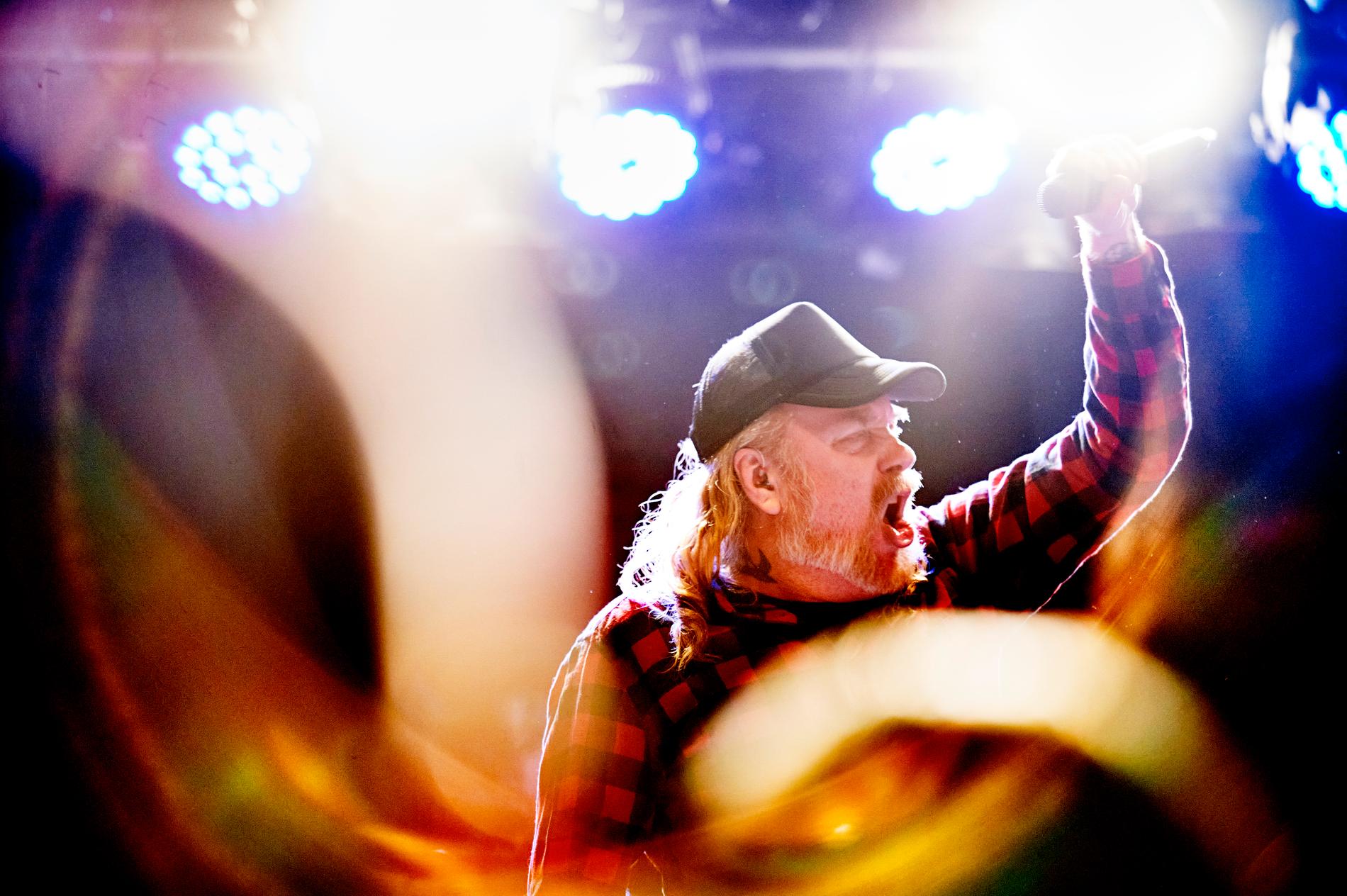 Sångaren Tompa Lindberg har publiken i sina händer under At the Gates turnépremiär i Uppsala.